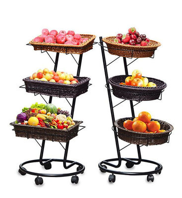 Cremalheira de exposição das frutas e legumes da prateleira do supermercado com as cremalheiras de madeira da cesta do Rattan para exposições da loja