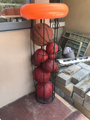 Assoalho que está o armazenamento da bola dos esportes da garagem de H1020mm W270mm, cremalheira vertical do armazenamento do basquetebol