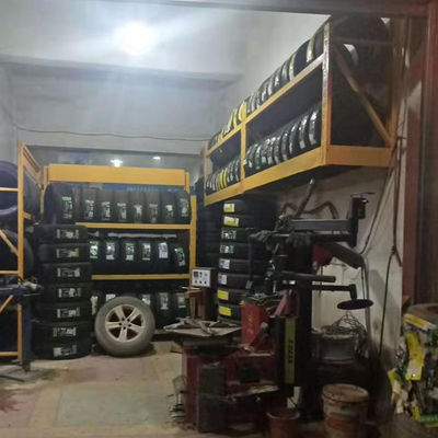A cremalheira feita sob encomenda do LH Logo Heavy Duty Tire Rack, pneu de tapeçaria submete a cremalheira de exposição engrossada, de aço para a loja