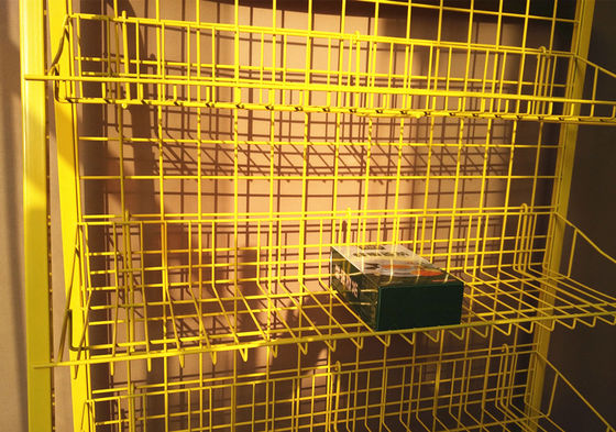 A exposição amarela do supermercado do metal da cor submete a posição do assoalho